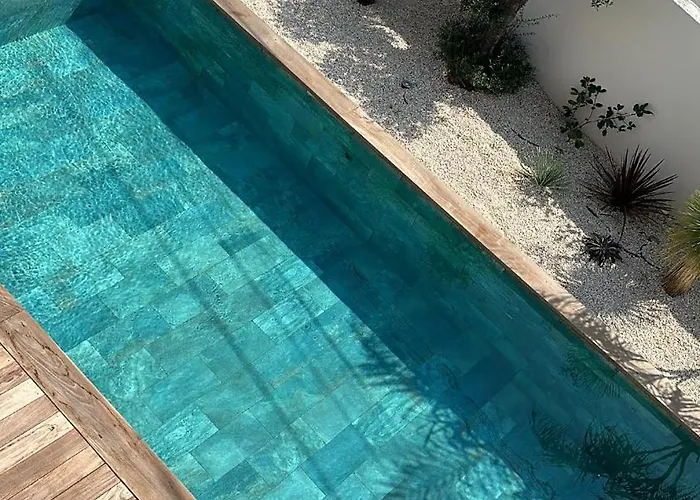 Baya - 800 M De La Агд